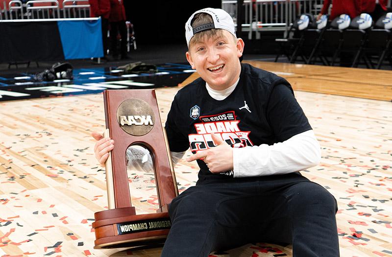 RARE Scholars program alum 卡森的厨师 with an NCAA basketball trophy